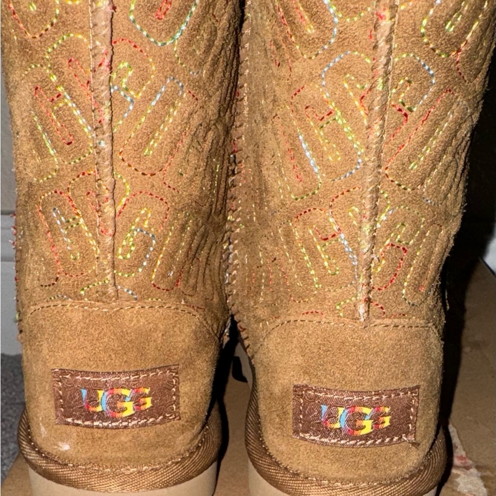 GIRLS UGG GRAPHIC STITCH - Picture 3 of 4